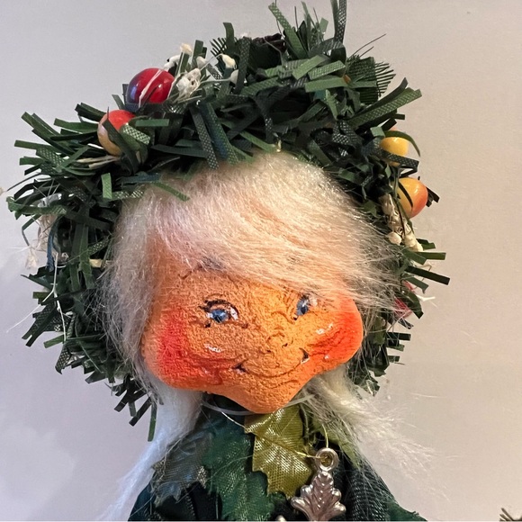 Annalee Mobilitee Doll Christmas Thimbles Elfin "Laurel" Wreath Maker Wood Box - Picture 6 of 15